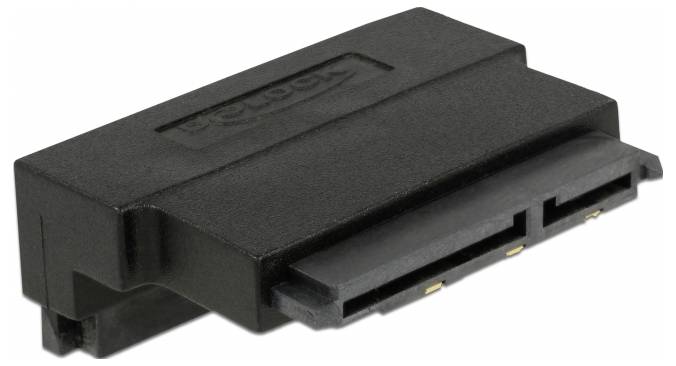 Ein schwarzer Adapter konvertiert eine SATA 22-polige Buchse zu einer SAS 29-poligen Buchse, mit goldenen Kontakten sichtbar.