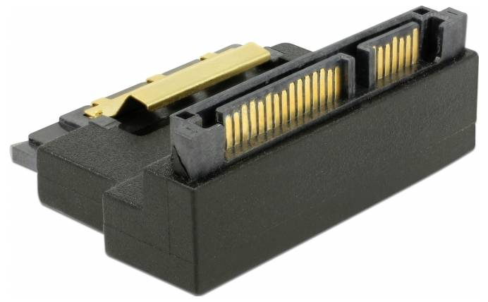 Ein schwarzer SATA-Adapter mit metallenen Kontakten zum Verbinden von Daten- und Stromkabeln für Festplatten und SSDs.