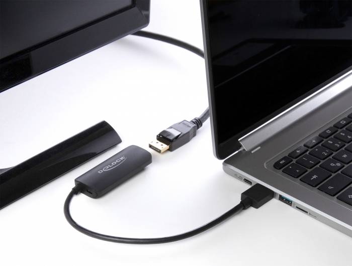 Ein Laptop ist per Mini-DisplayPort-Kabel mit einem externen Monitor verbunden, wobei ein Adapter zwischengeschaltet ist.