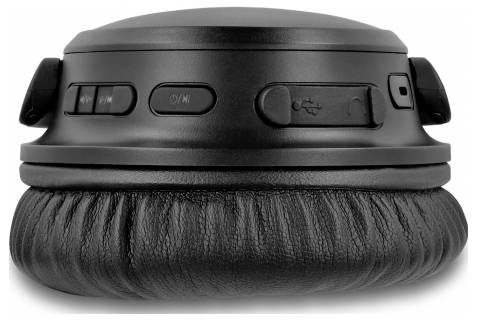 Schwarzer Kopfhörer mit sichtbaren Bedienelementen und USB-Anschluss an der Seite.