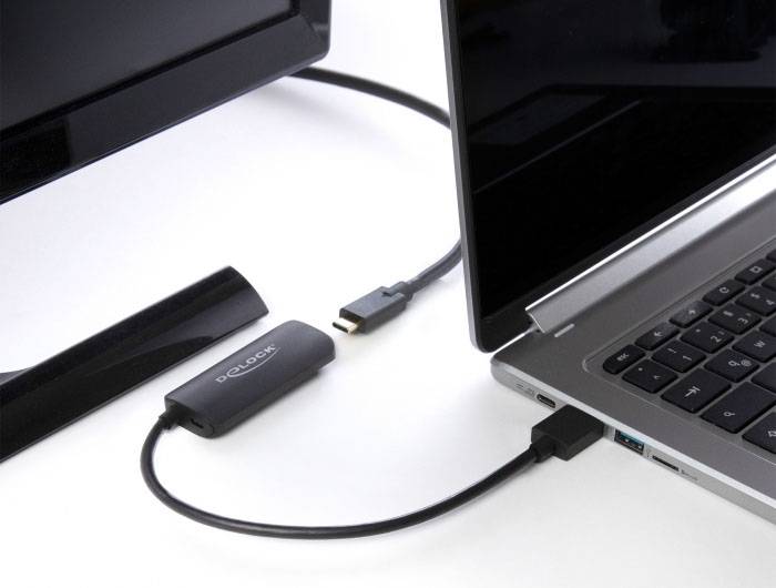 Ein Laptop ist über ein Kabel mit einem Adapter verbunden, der wiederum mit einem Fernseher verbunden ist, um Inhalte zu übertragen.