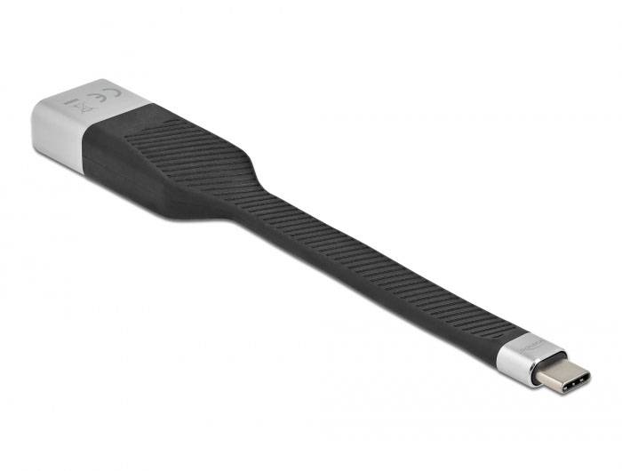 Ein kurzes, flaches USB-C-Ladekabel mit schwarzem, geripptem Design und silbernen Enden, geeignet zum Aufladen tragbarer Geräte.
