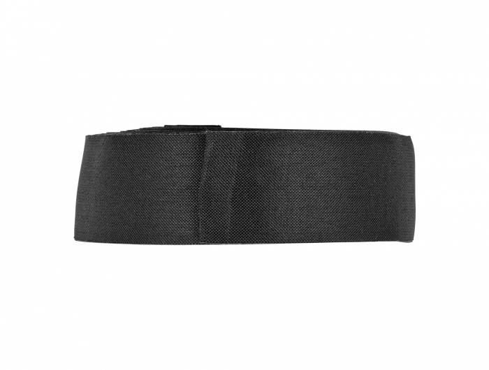 Ein schwarzer Gürtel liegt auf einer weißen Oberfläche, mit einer glatten strukturierten Oberfläche, ohne sichtbare Schnalle.