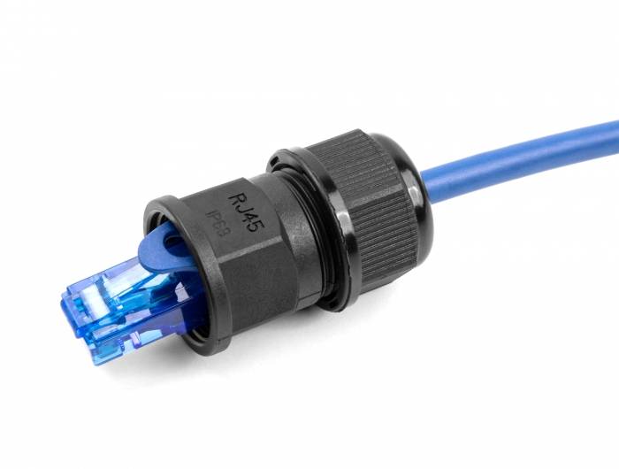 Ein RJ45-Stecker mit blauer Netzwerkkabelleitung endet in einer schwarzen Gummi-Ummantelung, die Schutz und Halt bietet.