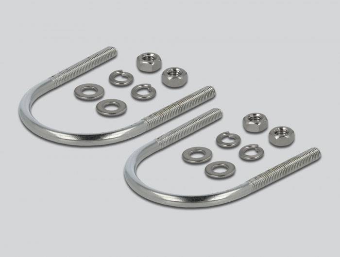 Zwei U-förmige Bolzen mit Schraubgewinden, jeweils begleitet von Muttern und Unterlegscheiben, auf grauem Hintergrund.