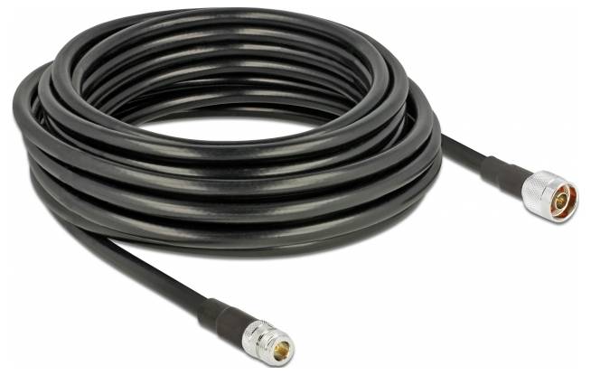 Ein langes, schwarzes Koaxialkabel mit silbernen Steckverbindern an beiden Enden, aufgerollt und bereit zur Verwendung in elektronischen Geräten.