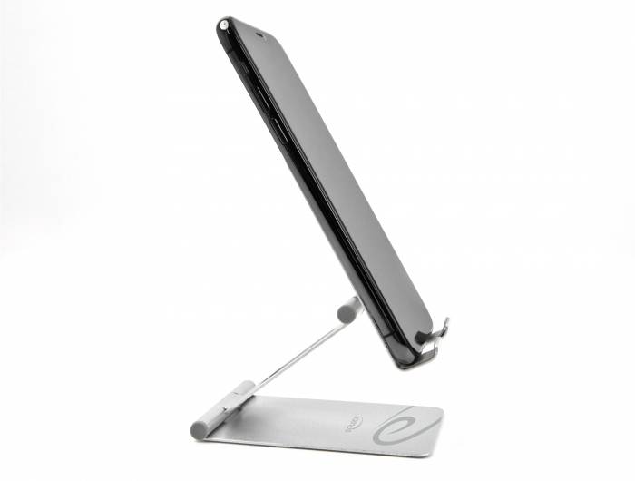 Ein schwarzes Smartphone steht aufrecht auf einem silbernen Ständer. Der Ständer hat eine verstellbare Halterung und eine beschriftete Basis.