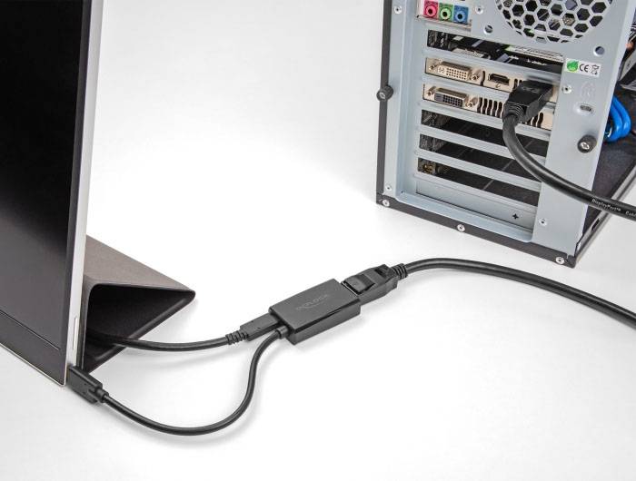 Ein Computermonitor und ein PC-Gehäuse sind über ein DisplayPort-Kabel miteinander verbunden. Das Kabel ist an den Grafikkartenanschluss angeschlossen.