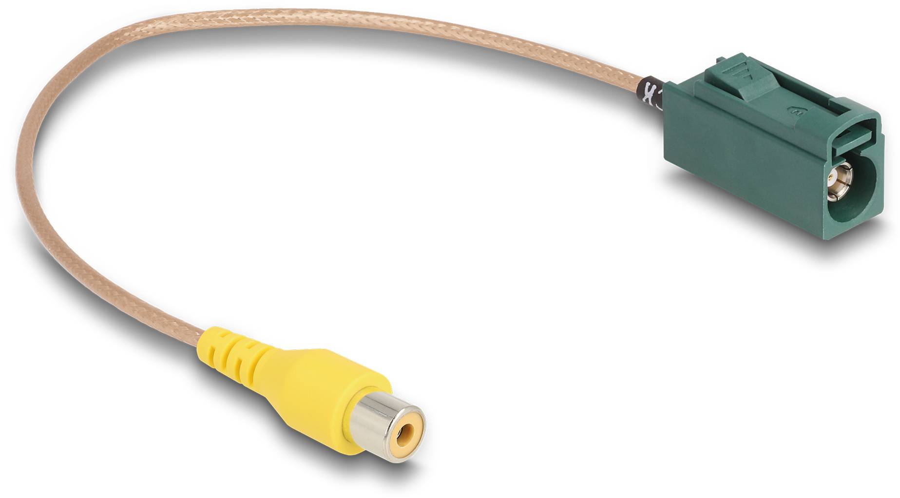 Ein gelb-braunes Kabel mit einem gelben RCA-Stecker an einem Ende und einem grünen Fakra-Stecker am anderen Ende liegt auf weißem Hintergrund.