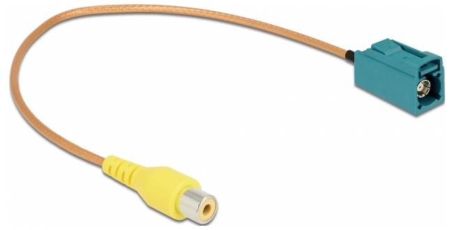 Ein gelbes Adapterkabel mit einem weiblichen RCA-Stecker auf der einen Seite und einem blauen Fakra-Stecker auf der anderen.