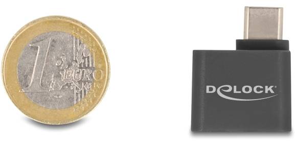 Eine 1-Euro-Münze neben einem Delock USB-C Adapter.