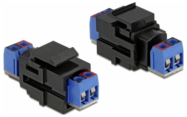 Zwei schwarze und blaue Steckverbinder für elektrische Schaltkreise auf hellem Hintergrund, zeigen Details der Anschlussklemmen.