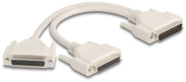 Ein beige Kabel mit zwei dreireihigen 25-poligen Steckeranschlüssen, vermutlich ein Parallel- oder SCSI-Kabel, vor weißem Hintergrund.