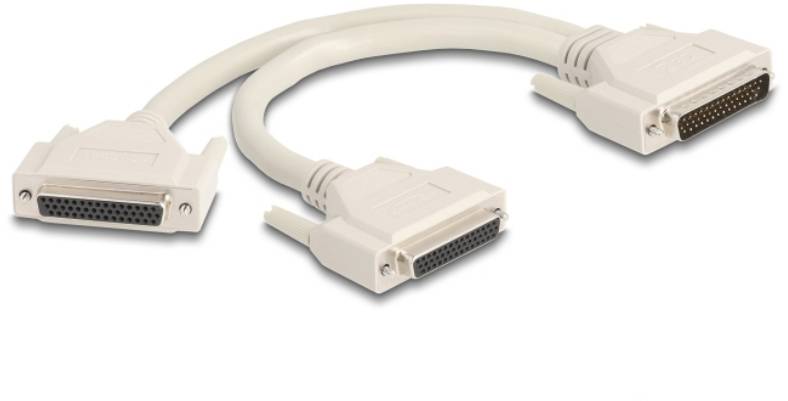 Ein grauer Y-Kabeladapter mit drei D-Sub-Anschlüssen, der eine Verbindung von einem Gerät zu zwei anderen Geräten ermöglicht.