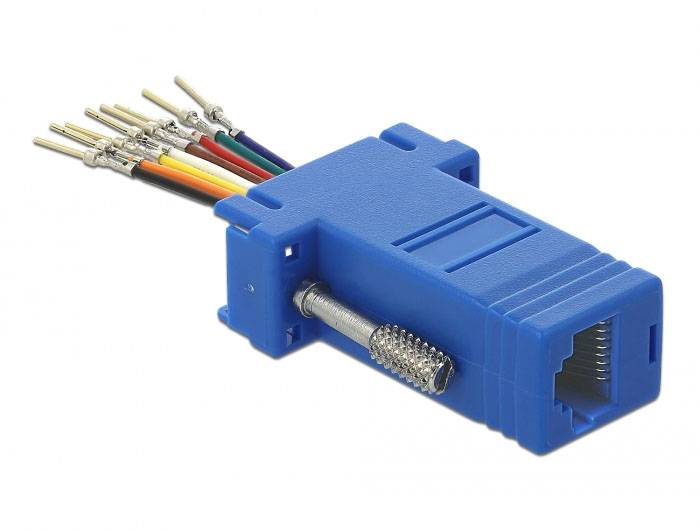 Ein blauer RJ45-Stecker mit freiliegenden farbigen Kabeln auf der Rückseite.