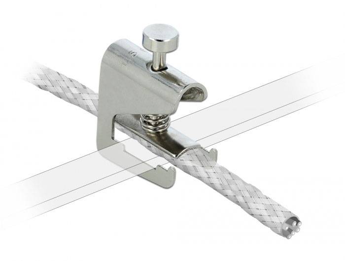 Metallklammer mit Schraube, befestigt an einem geflochtenen Kabel, illustriert eine Erdungs- oder Verbindungsanwendung für elektrische Systeme.