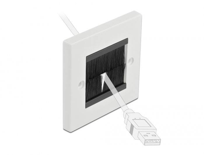 Ein weißer Kabeldurchlass mit schwarzen Borsten, durch den ein USB-Kabel hindurchgeführt wird. Ideal zur ordentlichen Kabelverlegung.