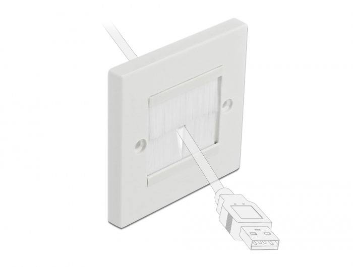Ein weißer Kabeldurchlass in einer Wand, durch den ein USB-Kabel geführt wird. Es zeigt die ordentliche Kabelverwaltung.