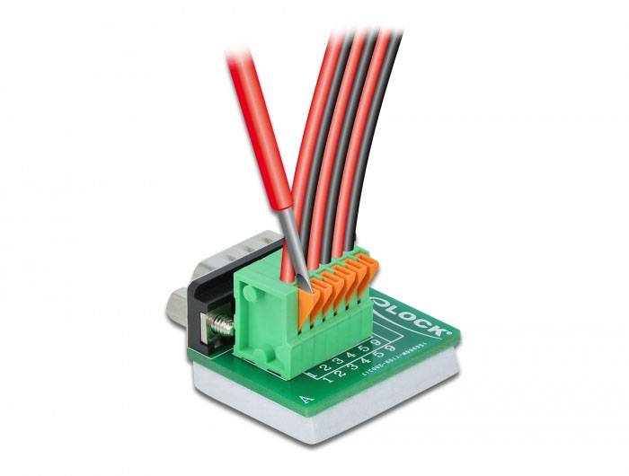 Ein grüner Steckverbinder mit eingeführten roten und schwarzen Drähten, montiert auf einer Platine mit der Aufschrift '6LOCK'.