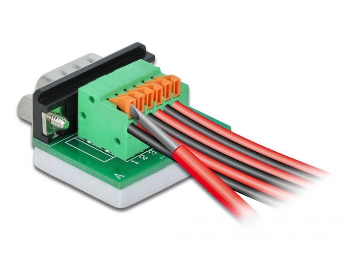 Ein grüner und orangefarbener Steckverbinder mit mehreren roten und grauen Kabeln, die an eine elektronische Platine angeschlossen sind.