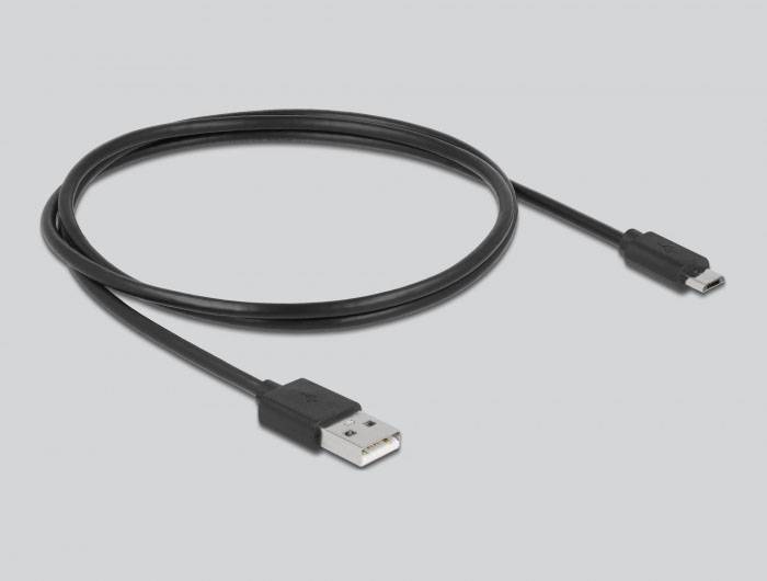 Schwarzes USB-zu-Micro-USB-Kabel auf grauem Hintergrund, gezeigt in vollständiger Länge mit beiden Steckertypen.