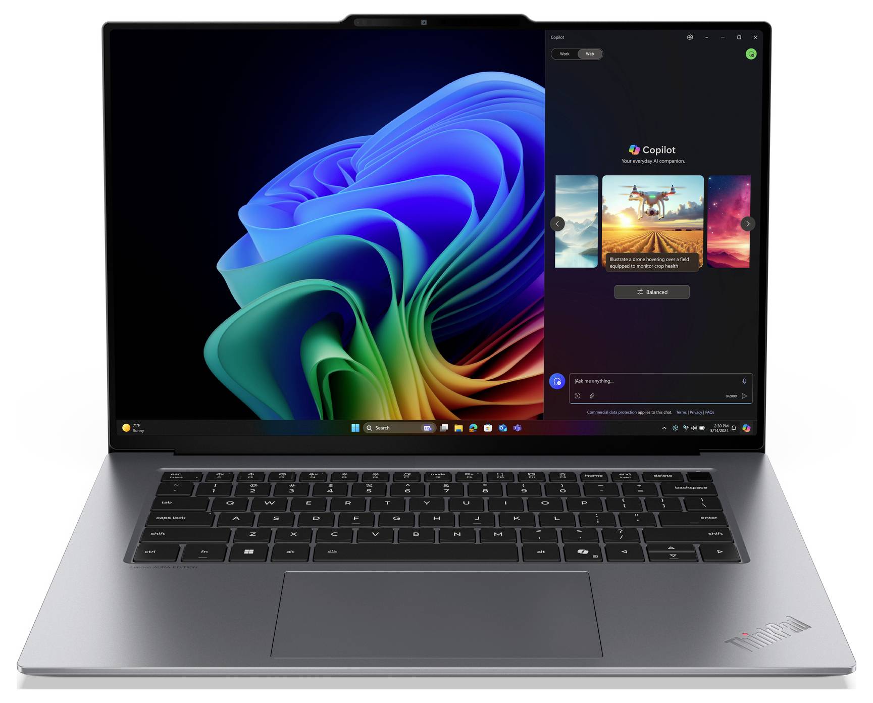 Ein Laptop mit einem farbenfrohen Windows-Hintergrundbild und einer geöffneten App zur Bildbearbeitung, die ein Landschaftsbild zeigt.