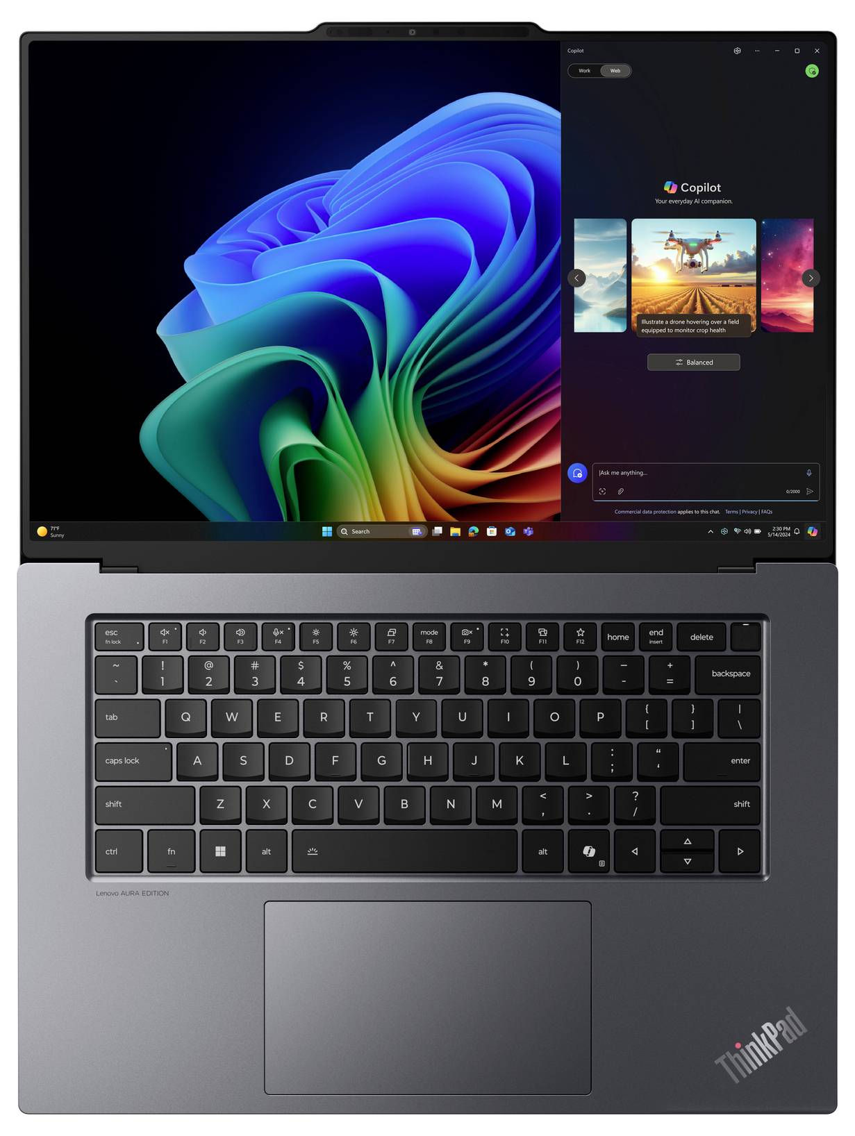 Ein Laptop von oben mit geöffneter Anzeige. Der Bildschirm zeigt ein buntes Hintergrundbild und ein geöffnetes Programm. Die Tastatur ist gut sichtbar.