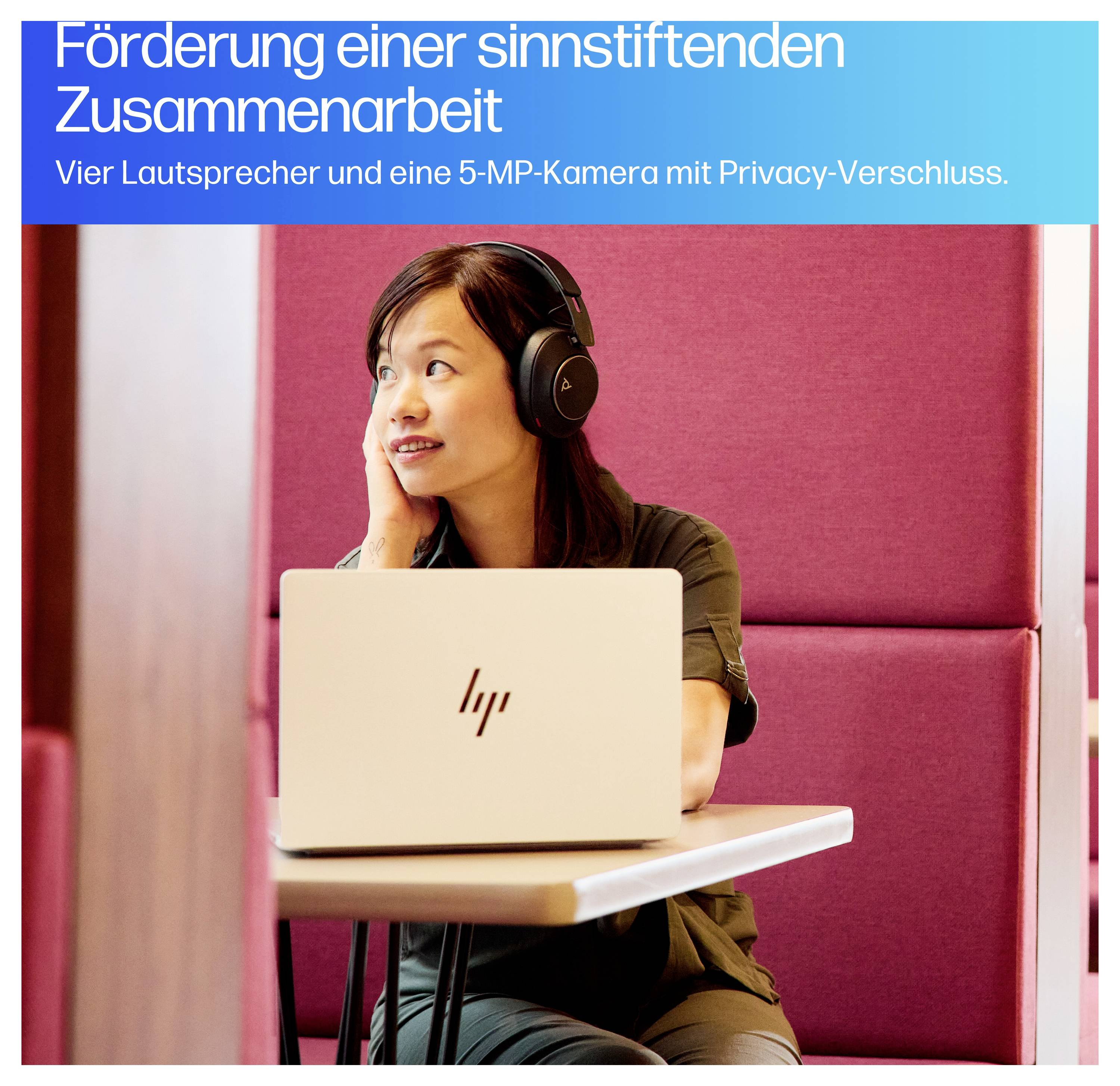 Eine Person sitzt mit Kopfhörern an einem Tisch und arbeitet an einem Laptop. Text: 'Förderung einer sinnstiftenden Zusammenarbeit'.