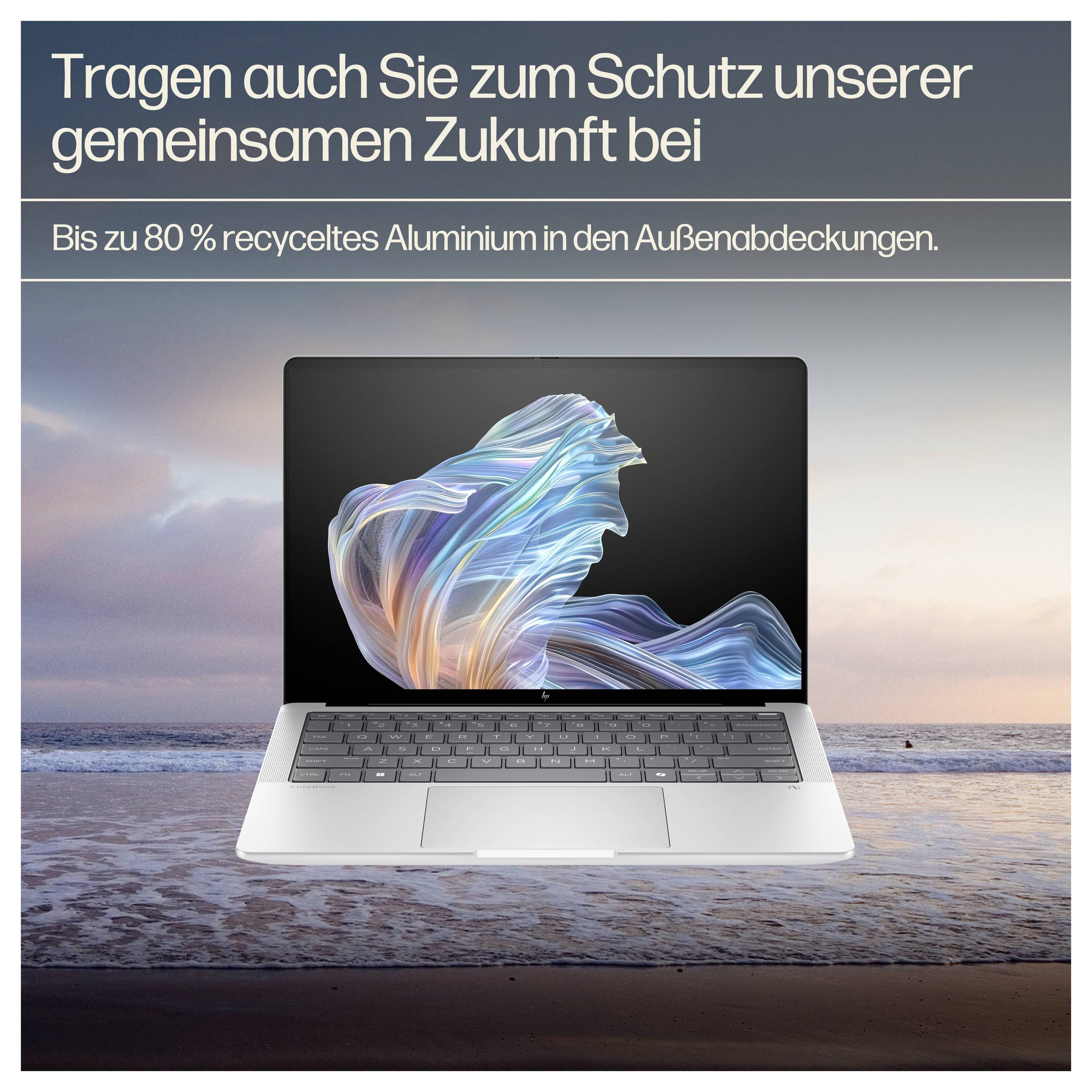 Ein Laptop mit einem bunten Bildschirm steht auf einem Tisch vor einem Meereshintergrund. Text oben: 'Tragen auch Sie zum Schutz unserer gemeinsamen Zukunft bei'.