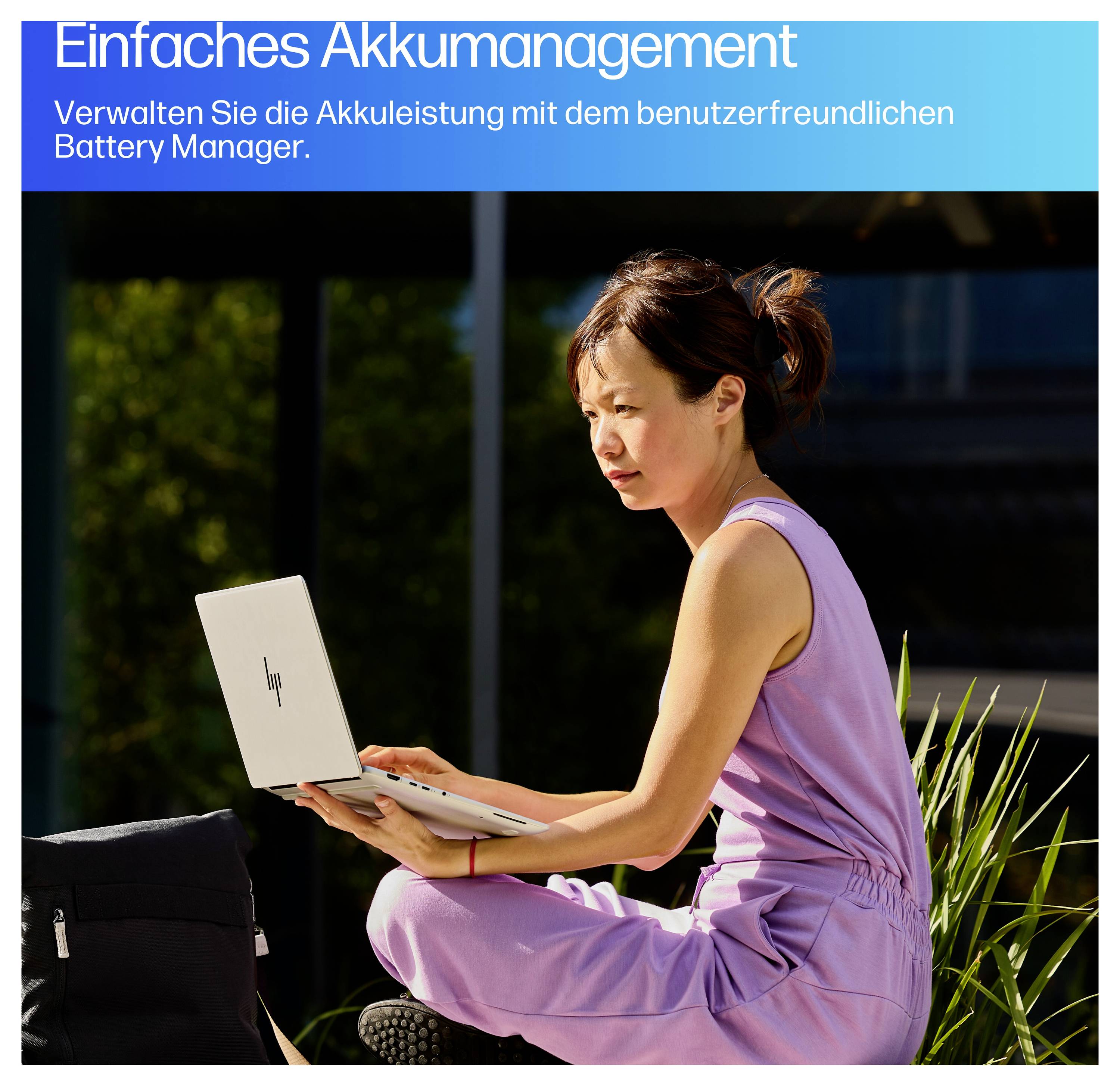 Frau mit rosa Overall sitzt draußen, arbeitet an einem Laptop. Text oben: 'Einfaches Akkumanagement: Verwalten Sie die Akkuleistung.'