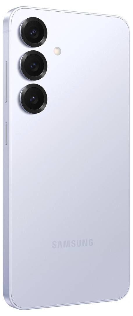 Ein weißes Smartphone mit drei Kameras auf der Rückseite in senkrechter Anordnung und einem kleinen Blitz daneben.