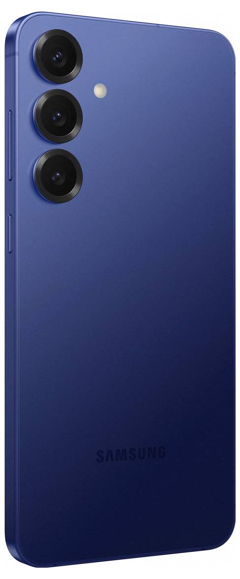 Ein Smartphone in Blau aus schräger Rückansicht. Es hat drei Kameralinsen und ein Blitzlicht. Markenname ist unten eingraviert.