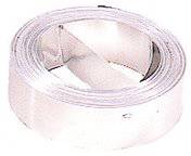 Eine Rolle Silberband auf weißem Hintergrund, meist verwendet für Reparaturen oder Abdichtarbeiten.