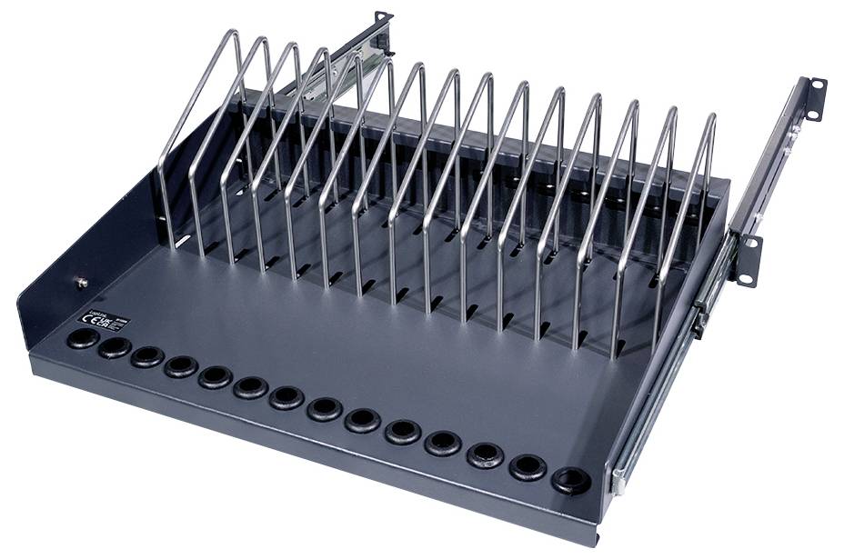 Metallregal mit Stangenfächern zur Aufbewahrung, vorn zwölf runde Löcher, an Schienen montiert. Geeignet für Geräte oder Ordner.