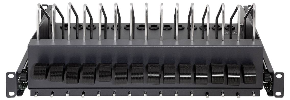 Ein schwarzes Rack-Montage-Patchpanel mit mehreren Steckplätzen und Anschlüssen, geeignet für Netzwerkverkabelung, Vorderansicht.