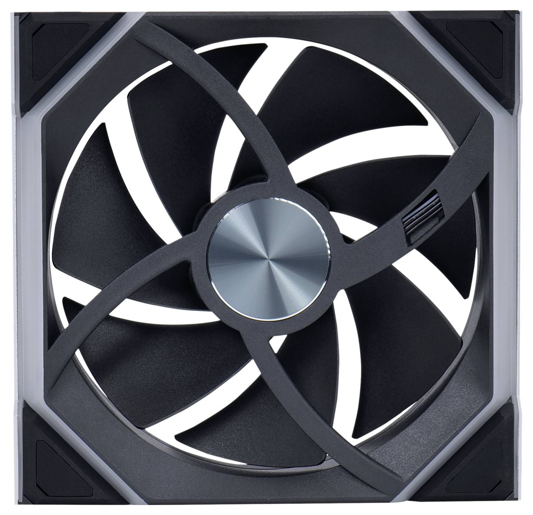 Ein schwarzer Computerlüfter in Nahaufnahme, quadratisches Gehäuse mit glänzendem Metallkern und gebogenen Schaufeln.