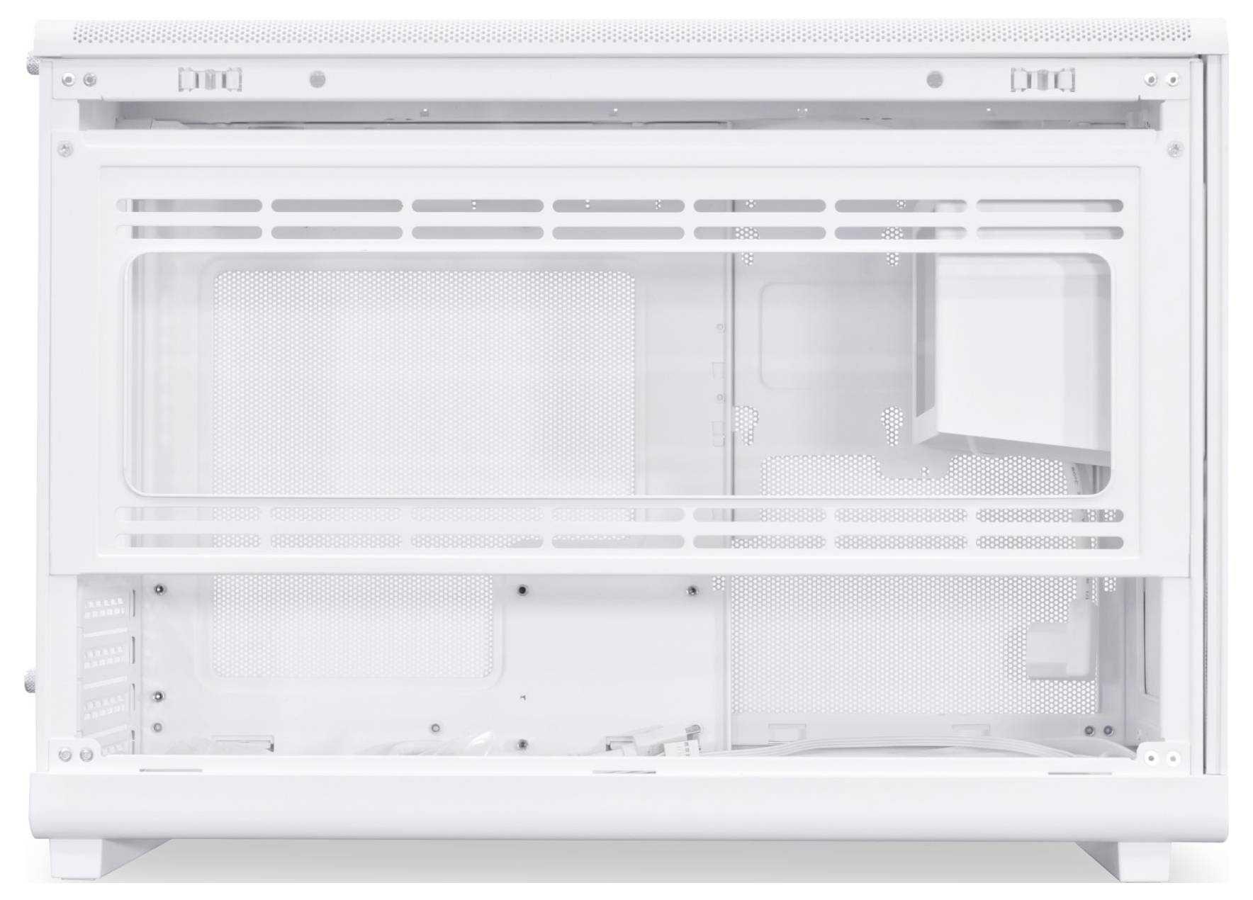 Weißes, leeres Computergehäuse in Seitenansicht, zeigt Belüftungsschlitze und modularen Aufbau zur individuellen Hardware-Installation.