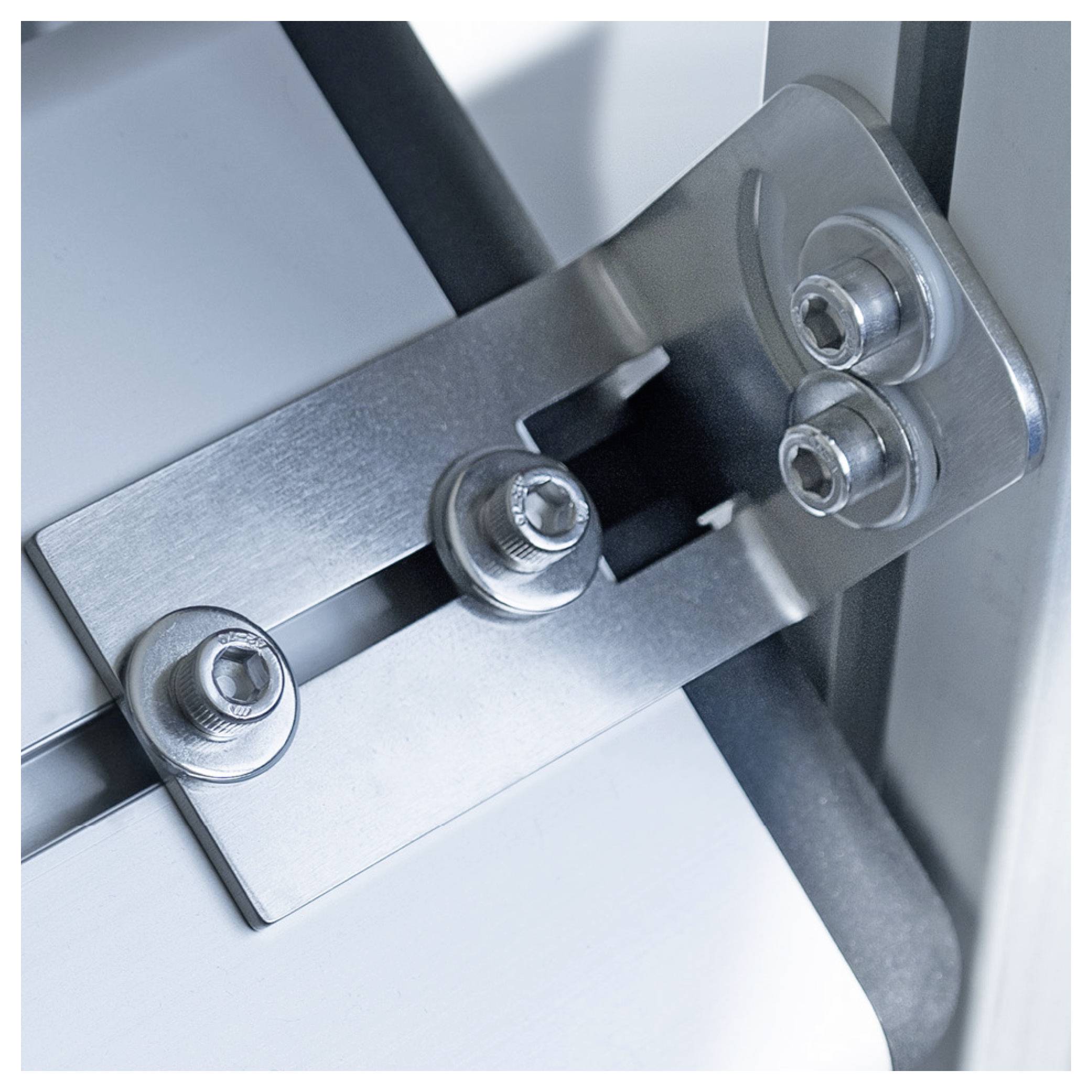 Metallkonstruktion aus silbernem Stahl mit Schrauben und Halterungen. Stabile und präzise Bauweise, möglicherweise Teil eines größeren Geräts.