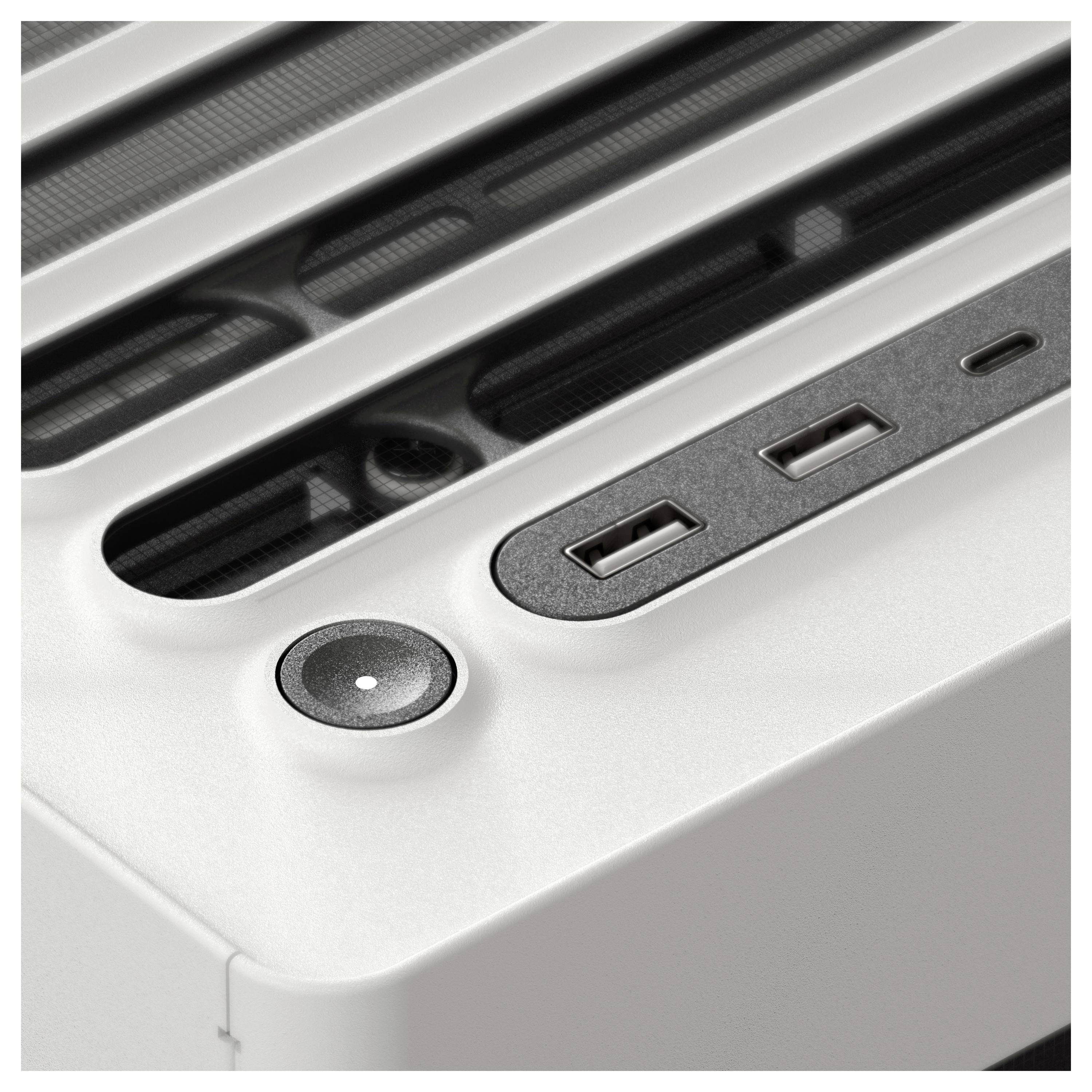 Nahaufnahme eines weißen Computertowers mit USB-Anschlüssen und einem Power-Knopf auf der Vorderseite.