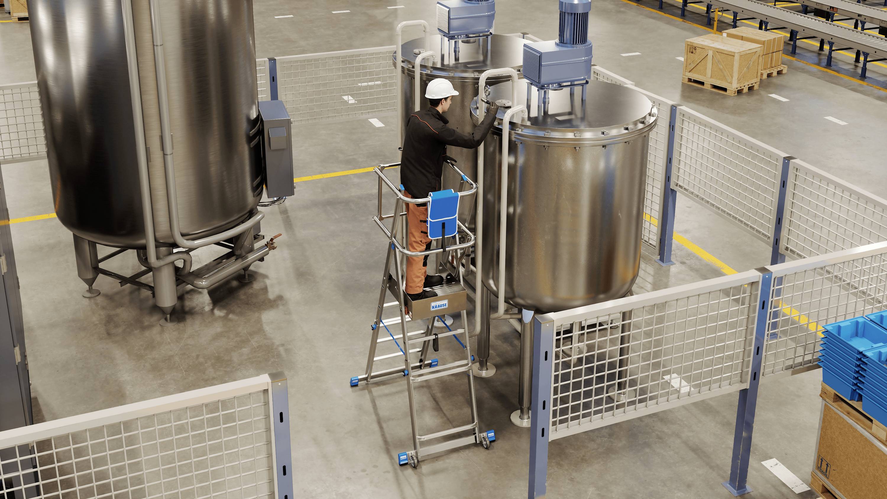 Eine Person mit Schutzhelm arbeitet in einer Fabrikhalle an einer großen Metallmaschine, umgeben von Sicherheitszäunen.