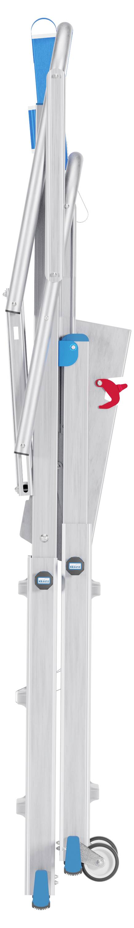 Zusammengeklappte Aluleiter mit blauen Griffen und Sicherheitsverschluss, platzsparend mit Transportrolle an der Unterseite.