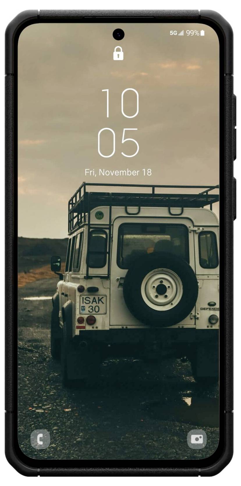 Smartphone mit Bildschirmsperre zeigt ein Foto eines weißen Offroad-Fahrzeugs auf einer Schotterstraße bei Sonnenuntergang.