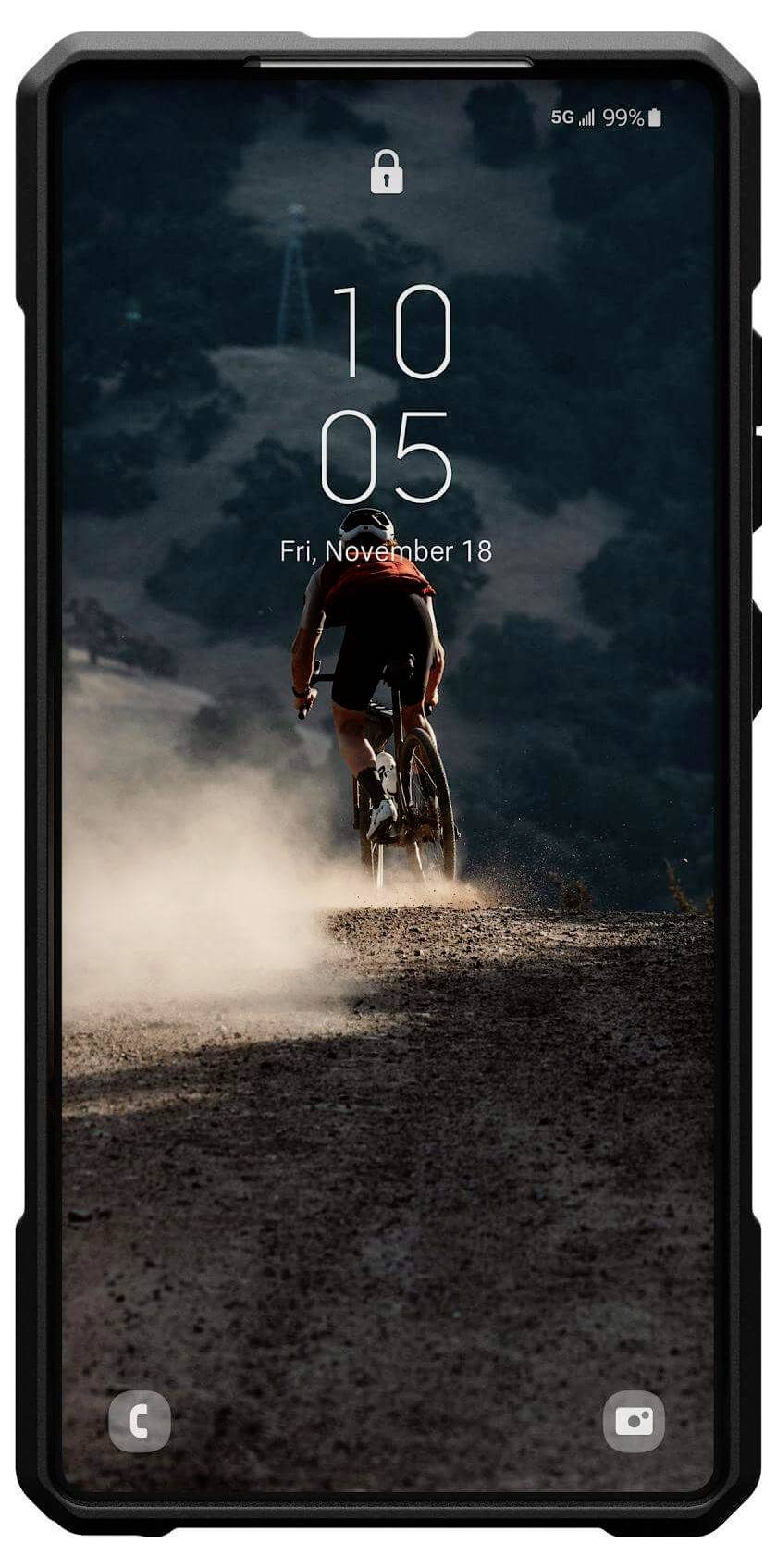 Ein Smartphone-Bildschirm zeigt das Bild eines Radfahrers auf einem staubigen Weg bei Sonnenuntergang. Oben sind Uhrzeit und Datum.