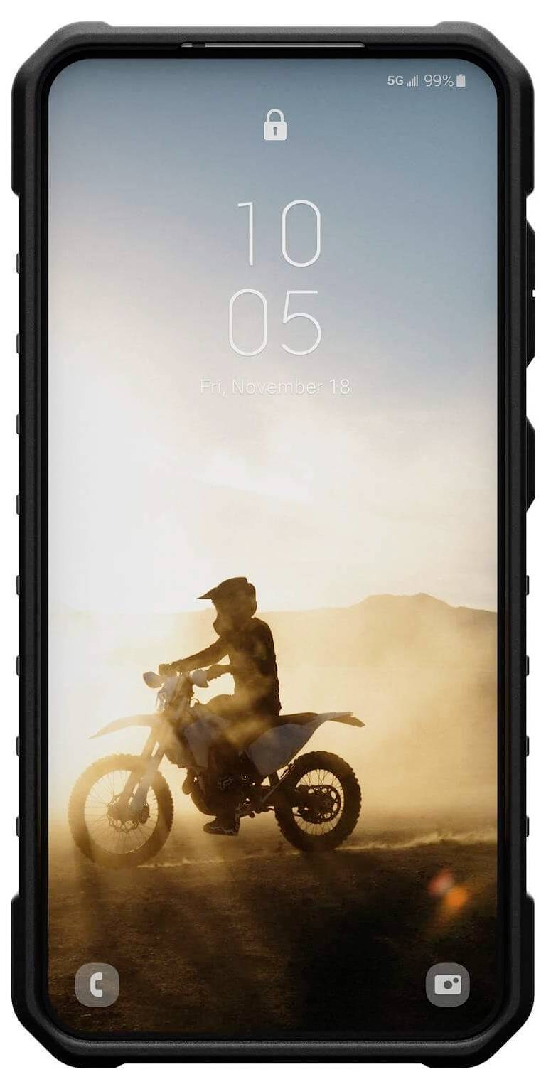 Smartphone mit angezeigtem Hintergrundbild eines Motorradfahrers in einer staubigen Wüstenumgebung bei Sonnenuntergang.