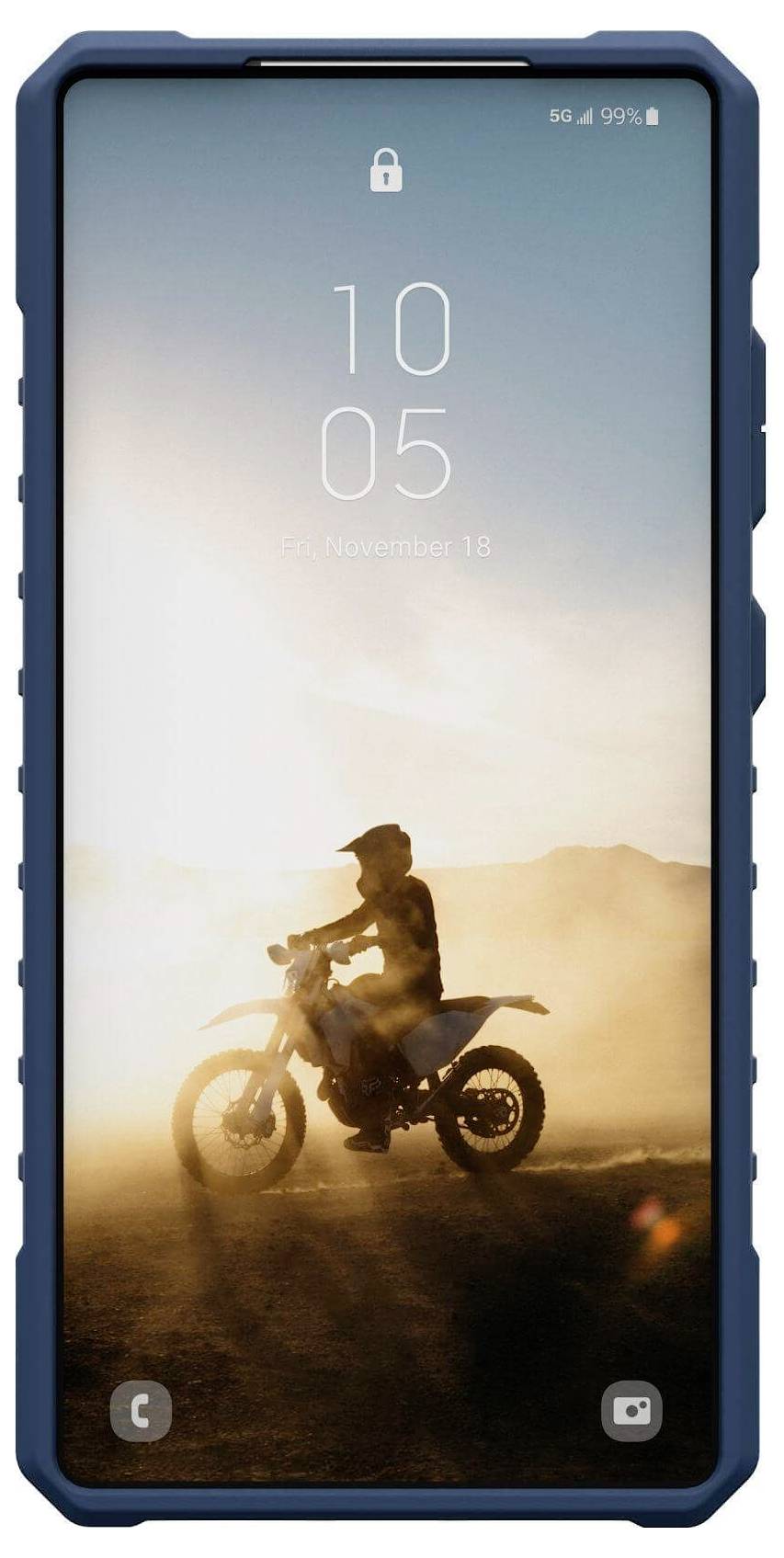 Ein Smartphone-Bildschirm zeigt einen Motocross-Fahrer im Sonnenuntergang. Oben sind die Uhrzeit '10:05' und das Datum '18. November' sichtbar.