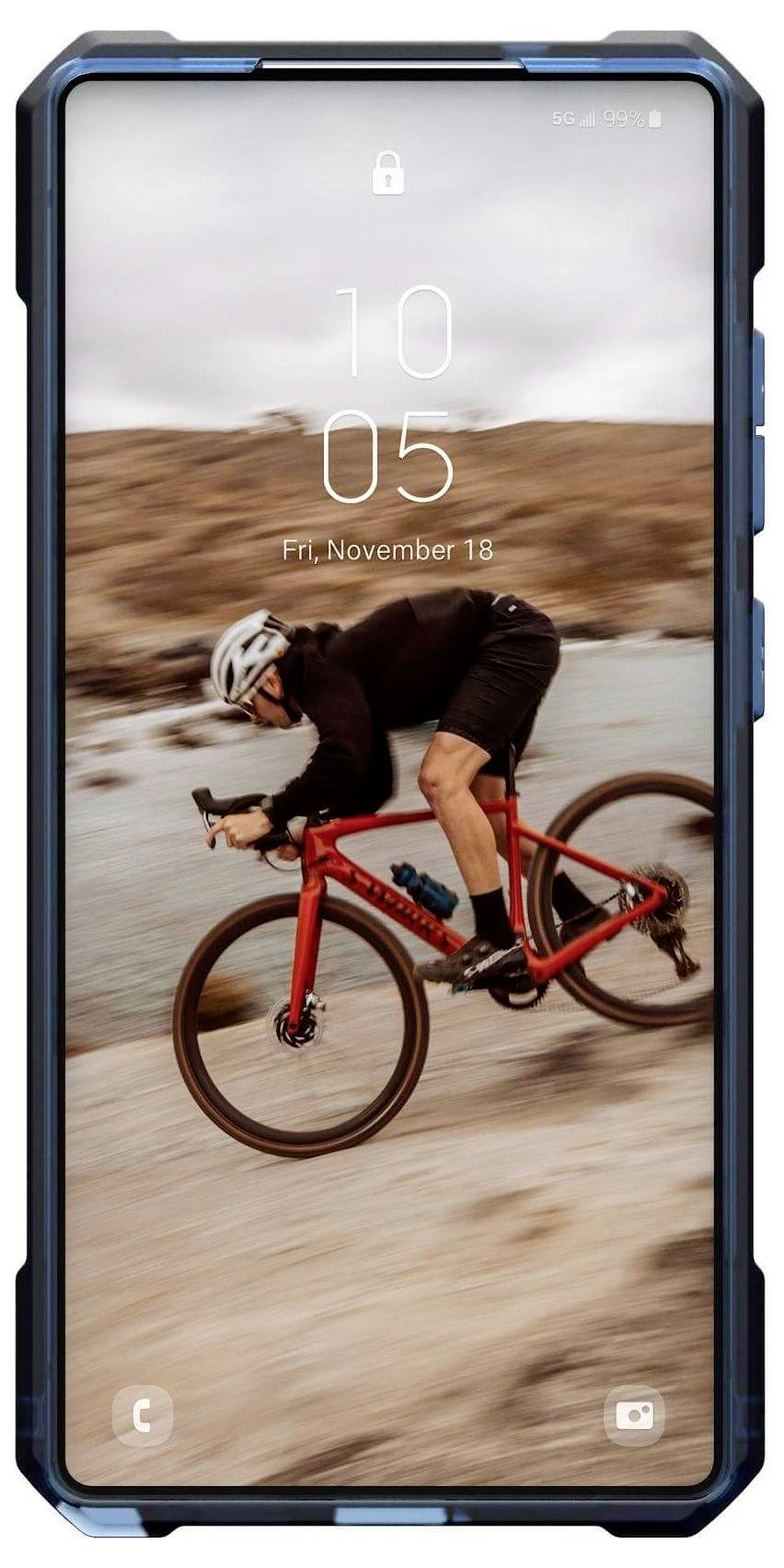 Eine Person fährt schnell mit einem roten Fahrrad auf einem sandigen Weg entlang eines Gewässers. Die Smartphone-Anzeige zeigt Datum und Uhrzeit.