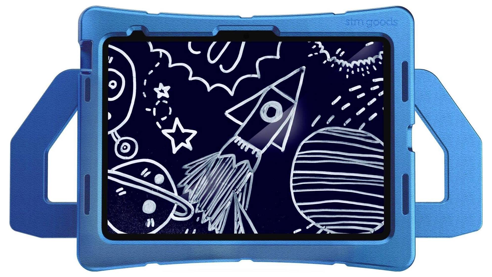 Ein Tablet in blauer Hülle zeigt eine Kinderzeichnung mit Weltraummotiven: eine Rakete, Planeten und Sterne auf dunkelblauem Hintergrund.