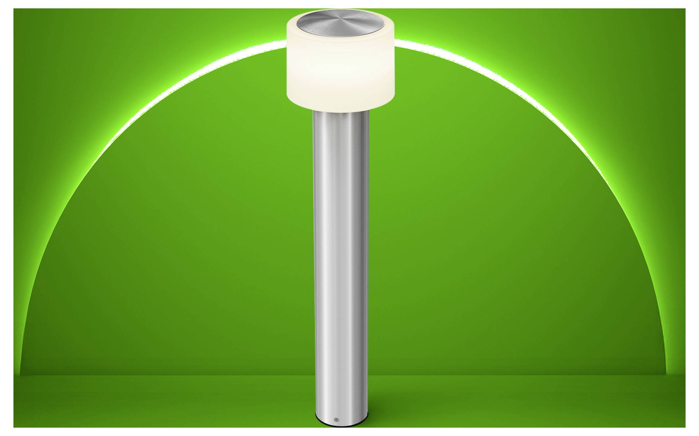Eine silberfarbene zylindrische Batterie mit einem weißen positiven Pol, zentriert auf einem grünen Hintergrund, der eine geladene Stromquelle anzeigt.