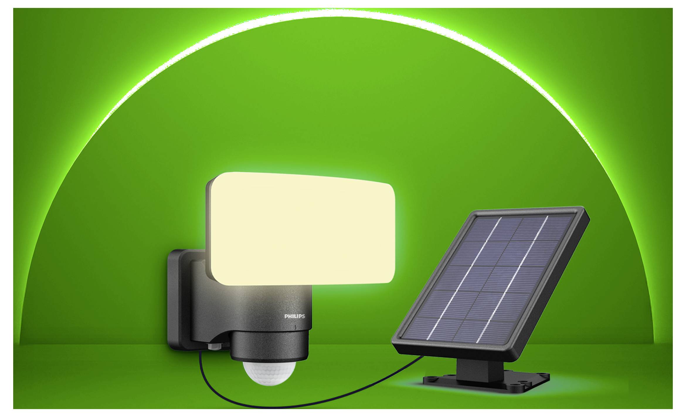 Solarbetriebene Außenbewegungsleuchte mit einer wandmontierten Lampe und separatem Solarmodul, das durch ein Kabel verbunden ist, auf grünem Hintergrund.