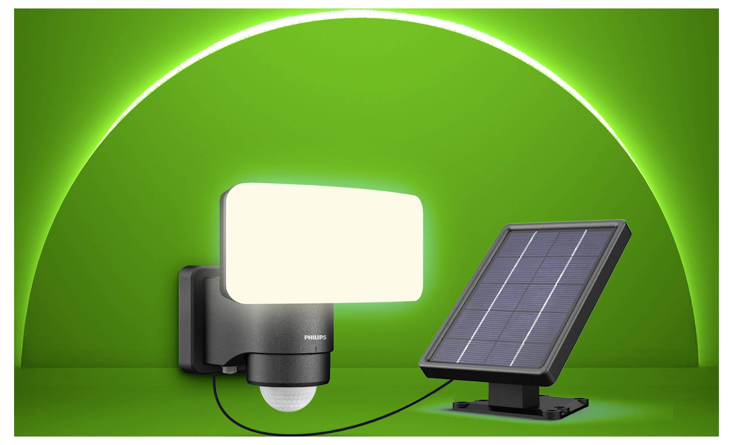 Solarbetriebenes Bewegungsmelder-Sicherheitslicht mit angebautem Panel auf grünem Hintergrund.